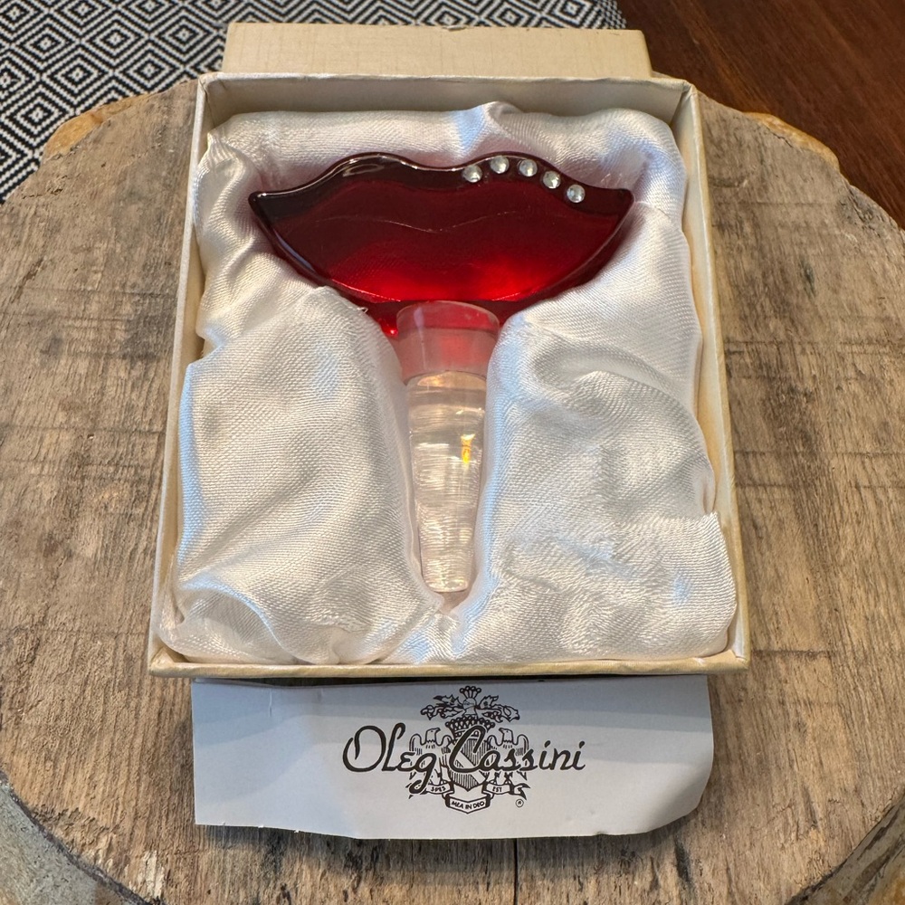 Oleg Cassini Kiss and Tell Red Lip Wine Stopper